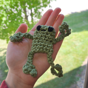 Crochet leggy frog pet toy