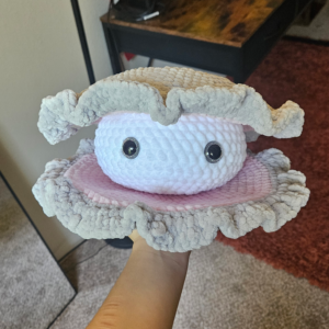 Amigurumi giant clam